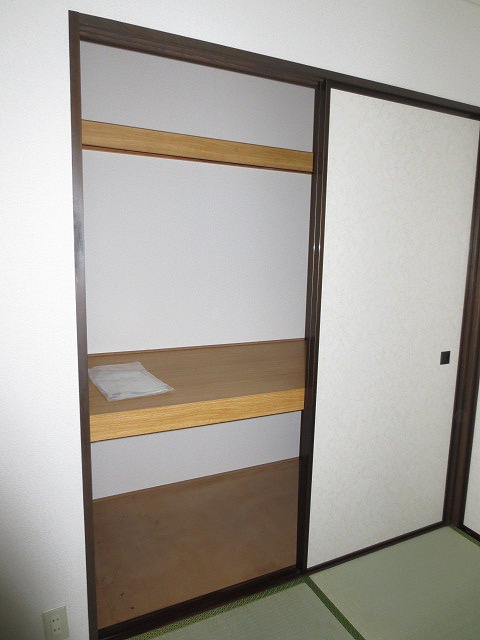 Receipt. Japanese-style room of storage (closet)