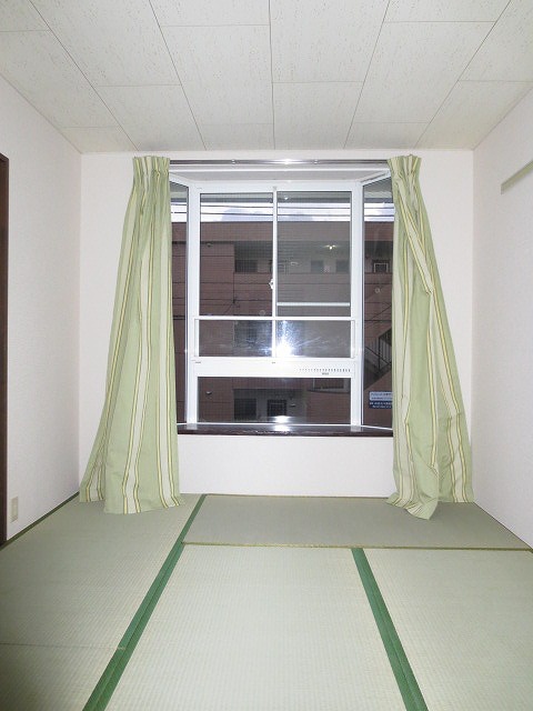Living and room. I think that feeling of pressure is difficult to feel because the window is large