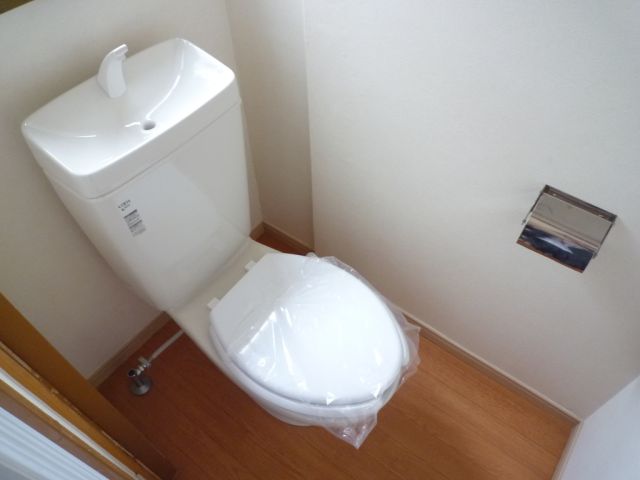 Toilet. Second floor toilet new. As outlet Yu toilet with a shower can be installed