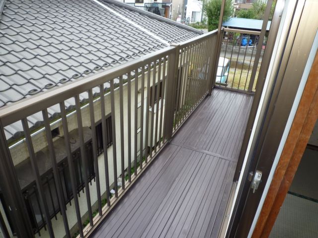 Balcony. Second floor veranda. You can use spacious have led to a 2 room. 