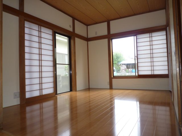 Living and room. LDK10 Pledge beyond the living-dining. Flooring new.