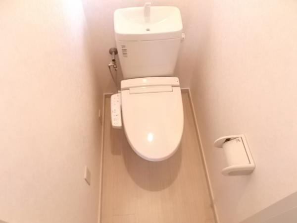 Toilet. Warm water washing toilet seat exchange, Cemented floor cushion floor, Already in place Paste Cross.