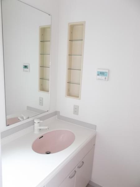 Wash basin, toilet. 1.5 square meters of wide basin ・ Undressing space.