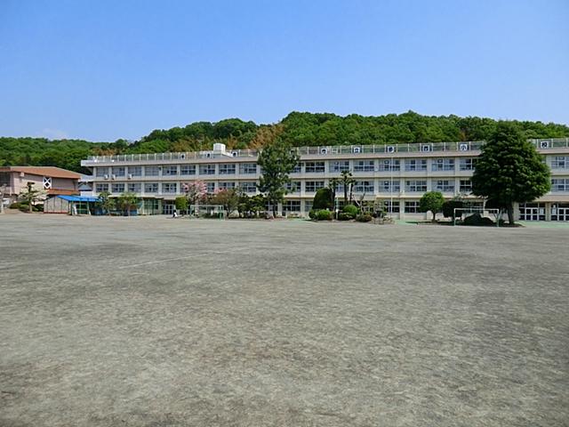 Primary school. Akiruno Municipal multi-up Nishi Elementary School 1270m