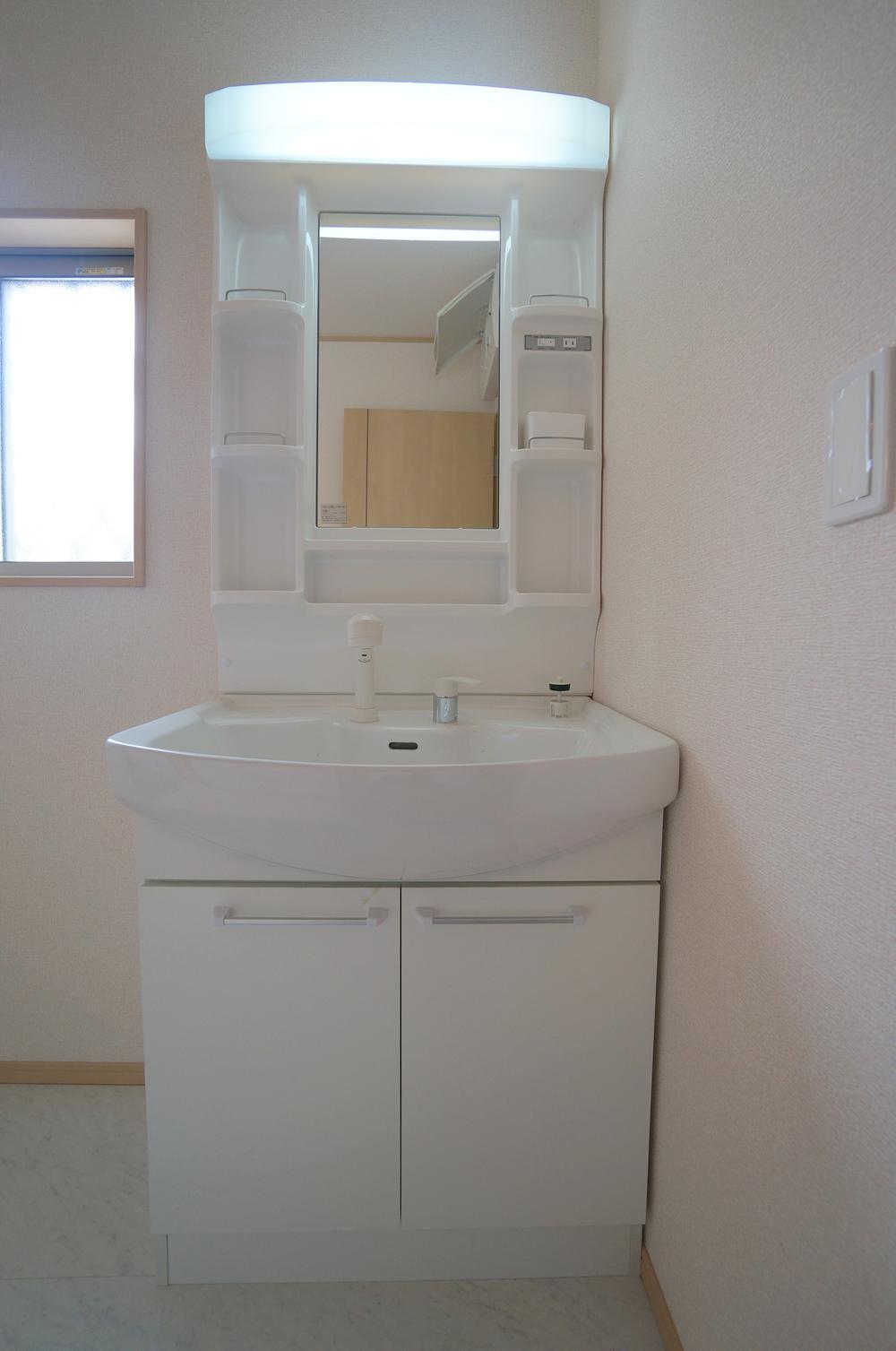 Wash basin, toilet. Wash basin