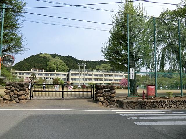 Junior high school. Akiruno Municipal Itsukaichi until junior high school 694m