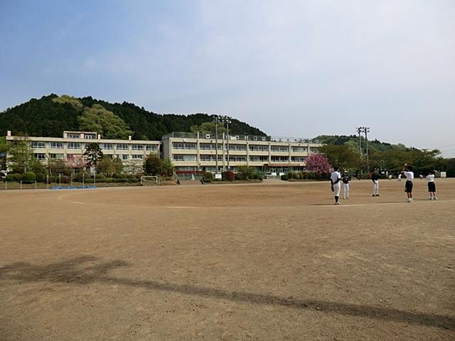 Junior high school. Akiruno Municipal Itsukaichi until junior high school 686m