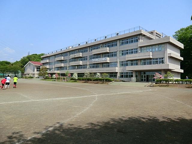 Junior high school. Akiruno Municipal Mido up to junior high school 2212m