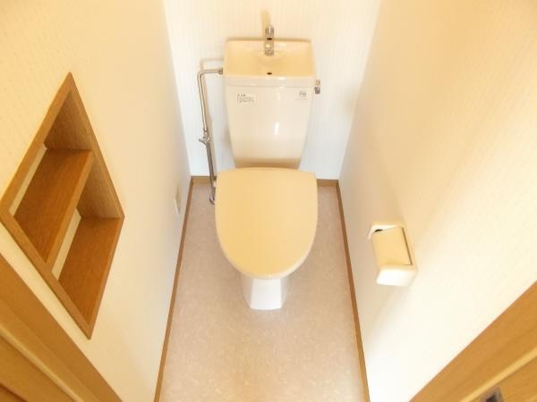 Toilet. There is also a toilet on the second floor. Heating toilet seat exchange, Cemented floor cushion floor, Already in place Paste Cross.