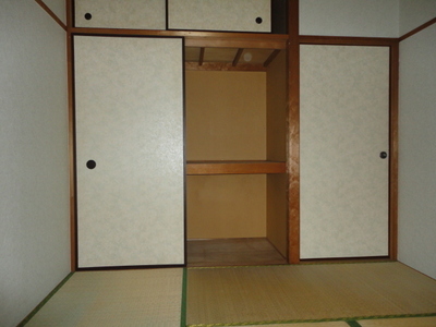 Living and room. There is housed in a Japanese-style room! 
