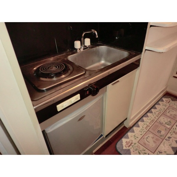 Kitchen. 1-burner stove