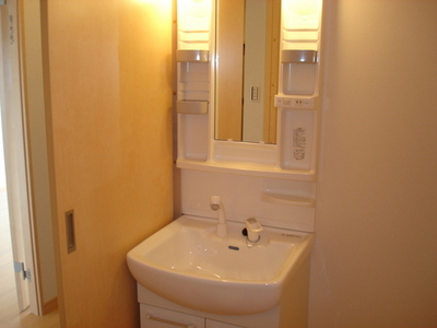 Washroom. Independent wash basin!