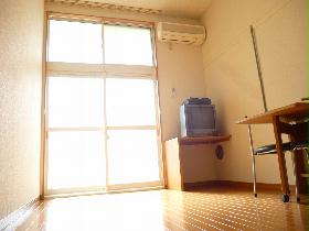 Living and room. The floor is different depending on your room. For more information, please contact.