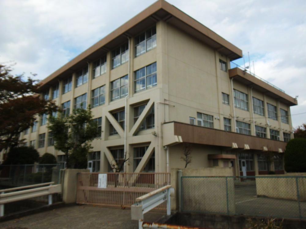 Primary school. 202m until Tanaka Small