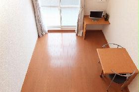 Living and room. 1F is a picture of. 2F is carpet.