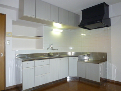 Kitchen. Storage-rich kitchen with hanging cupboard