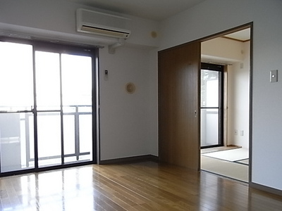 Living and room. Air conditioning 2 groups conditioned