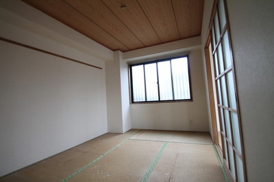 Living and room. Healing of the Japanese-style room! Tatami Omotegae before occupancy