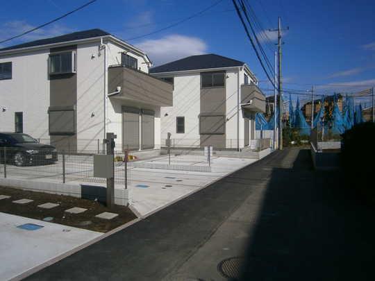 Local photos, including front road. Frontal road