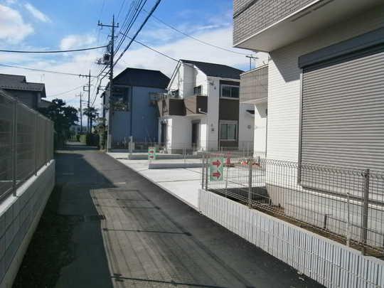 Local photos, including front road. Frontal road