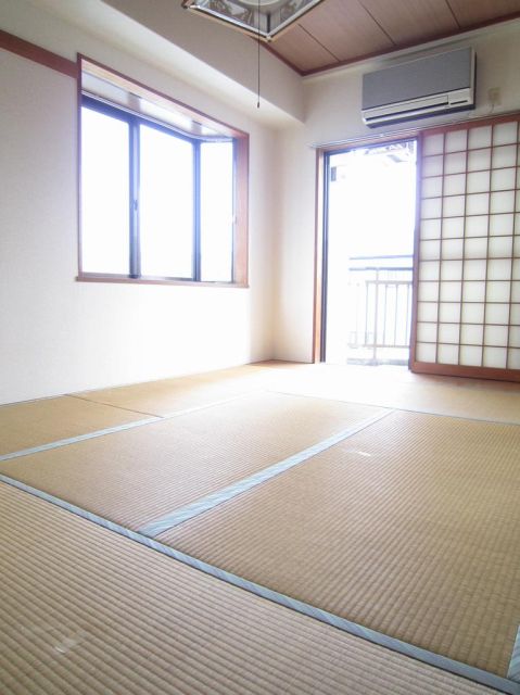 Living and room. Bright top floor angle room dihedral daylight Japanese-style room