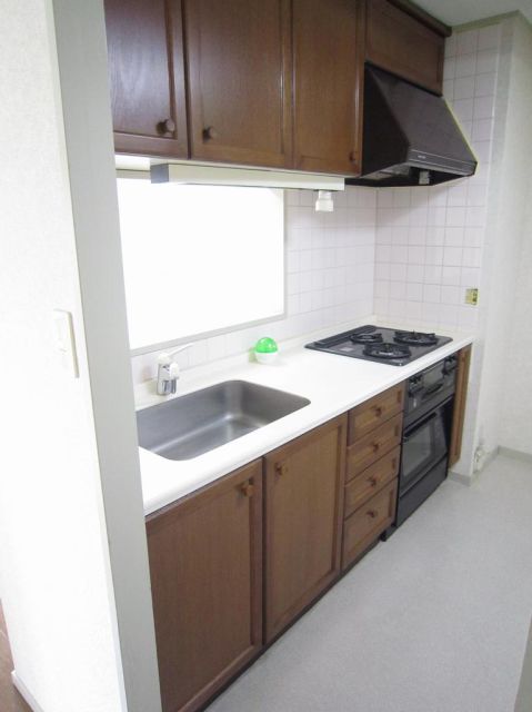Kitchen. 3-neck system Gasukitchin, Sink is large housing wealth