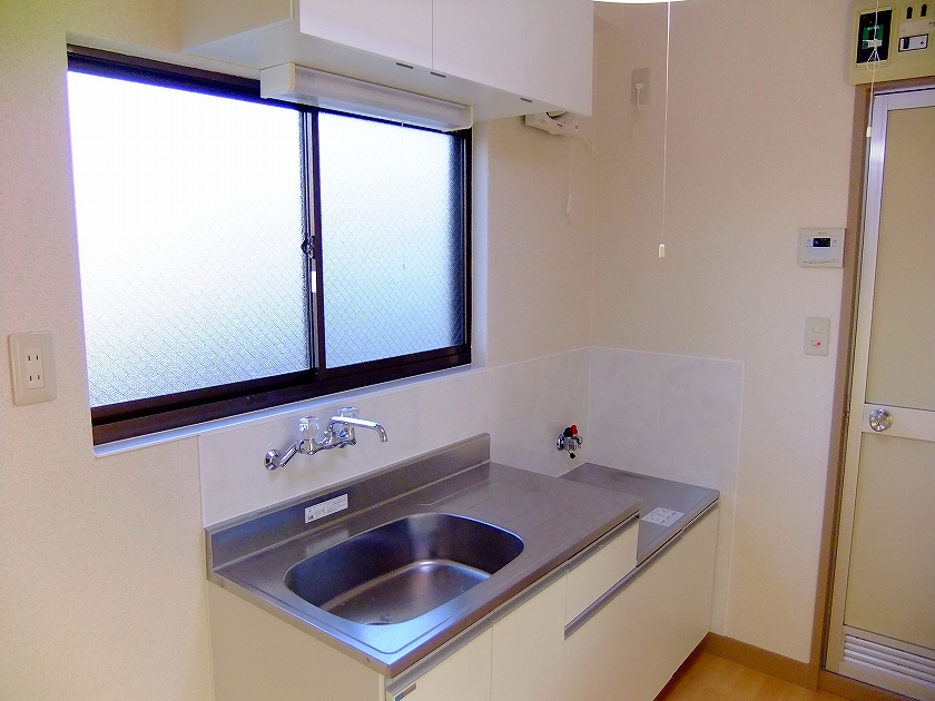 Kitchen. There is also a window of ventilation up in Gasukitchin ☆