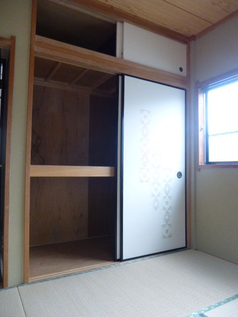Receipt. Upper closet with storage ☆