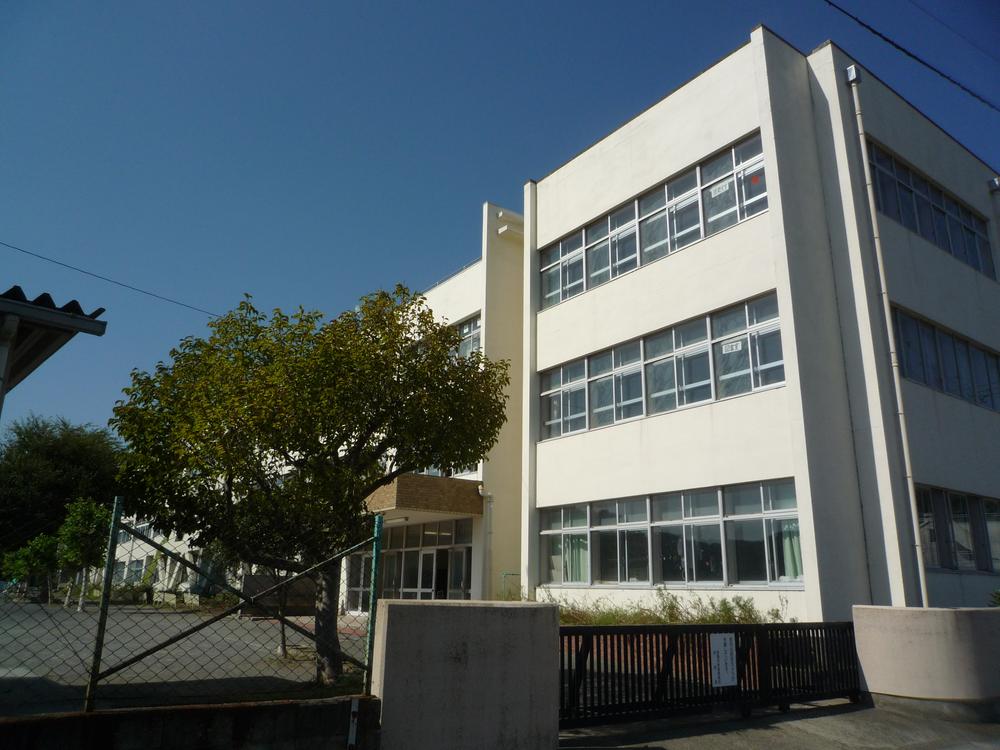 Primary school. Haijima 240m until the fourth elementary school
