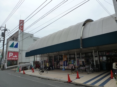 Supermarket. 150m until Marufuji (super)