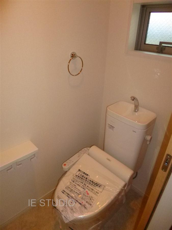 Toilet. Local (11 May 2013) Shooting