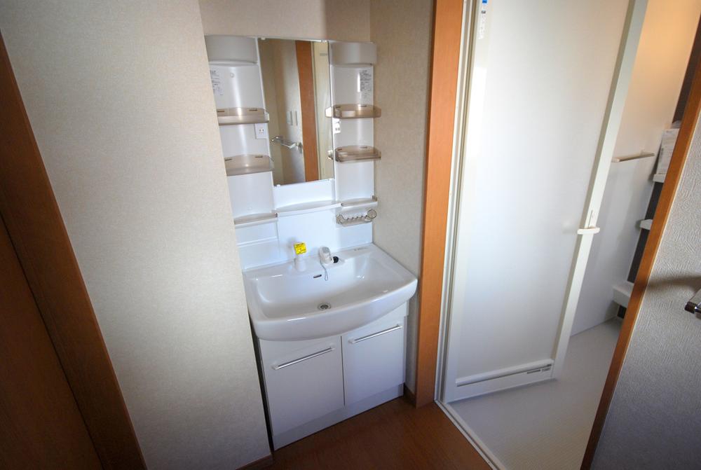 Wash basin, toilet. Local (11 May 2013) Shooting