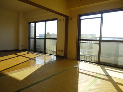 Living and room. South is facing