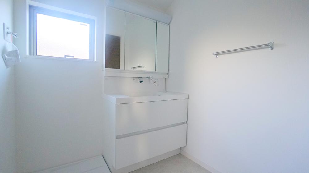 Wash basin, toilet. Wash basin