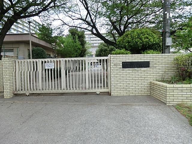 Primary school. Akishima Municipal Tsutsujigaokaminami to elementary school 971m