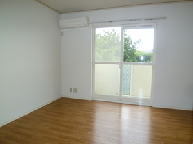 Living and room. It is bright rooms of the second floor angle