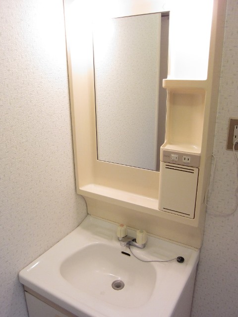 Washroom. Smallish washbasin