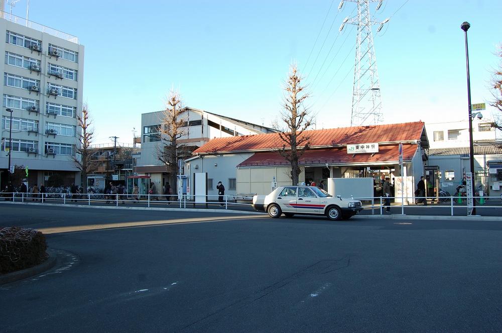 station. 300m until Higashinaka God