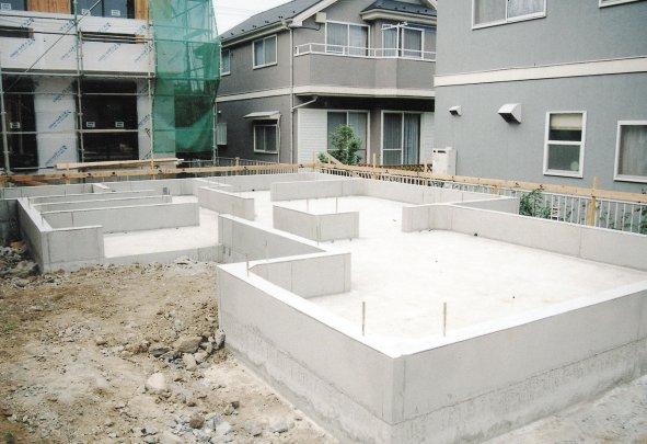 Construction ・ Construction method ・ specification. Adopt a strong solid foundation is the basis of the underlying. Foundation width will deliver a solid peace of mind and safety by the excellent 150mm in strength and durability.
