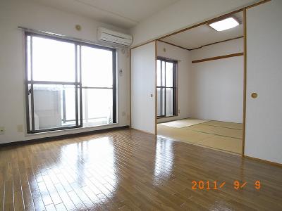 Other room space. Bright Western and Japanese-style room