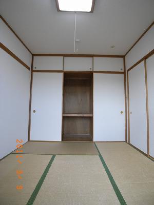 Receipt. Japanese-style storage upper closet plenty of storage