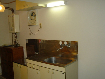 Kitchen. Kitchen gas stove installation Allowed.