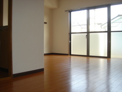 Living and room. The window also has a good lighting living in four of the sash in the transverse.