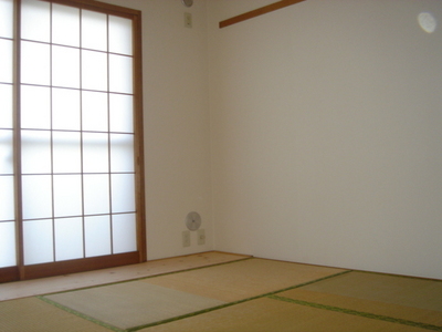 Living and room. Japanese-style room is six quires.