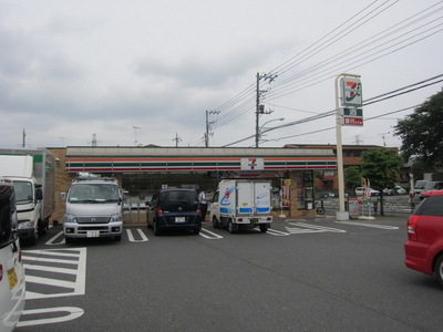 Convenience store. 500m to Seven-Eleven (convenience store)