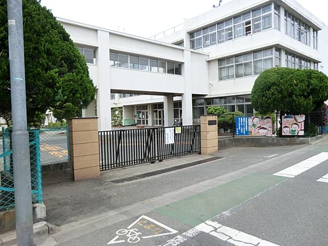 Primary school. 872m to the Akishima Tatsunaka God Elementary School