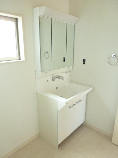 Wash basin, toilet. (September 2, 2013) Shooting It will be encouraging independent wash basin in a busy morning