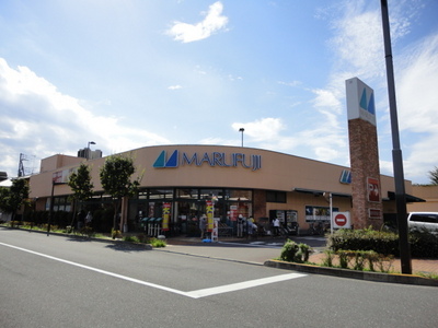 Supermarket. 800m until Marufuji (super)