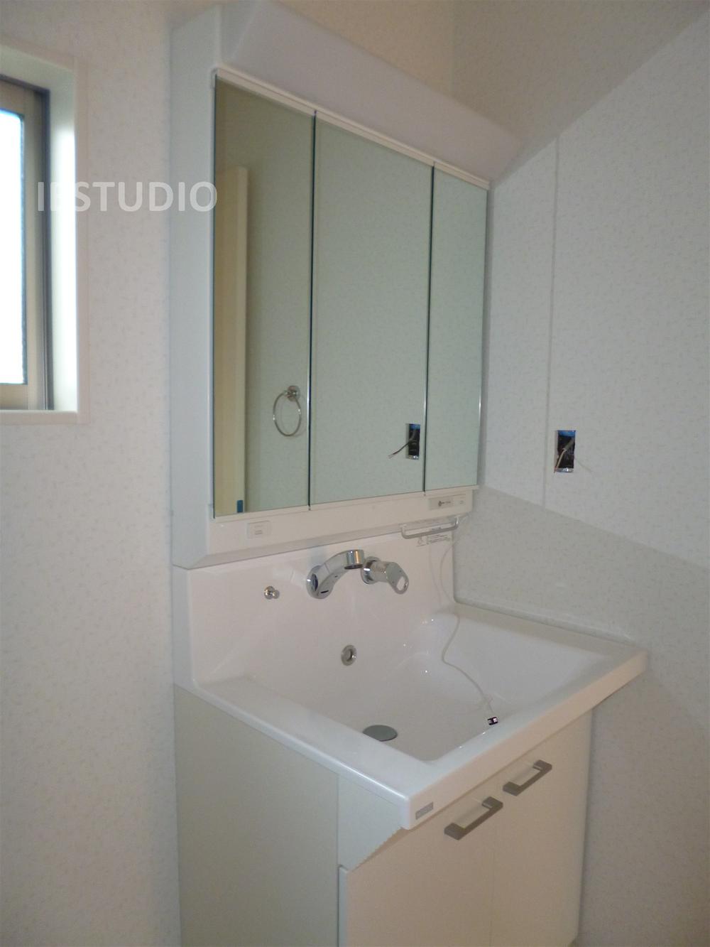 Wash basin, toilet. Local (August 2013) Shooting 5 Building