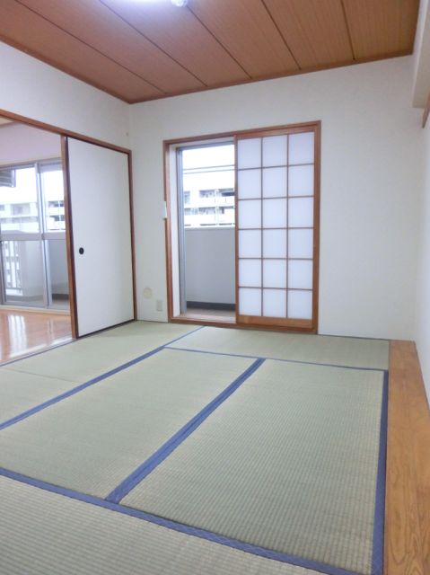 Living and room. ☆ 6 Pledge of Japanese-style room to settle on the south-facing ☆ Storage enhancement ☆